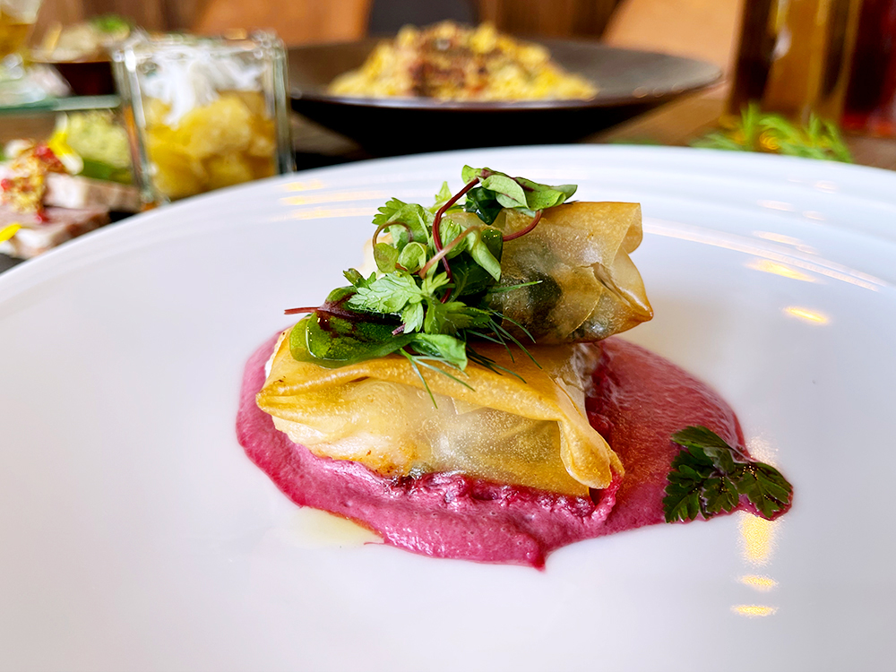 魚介類のパートブリック包み焼き ~ビーツソース~